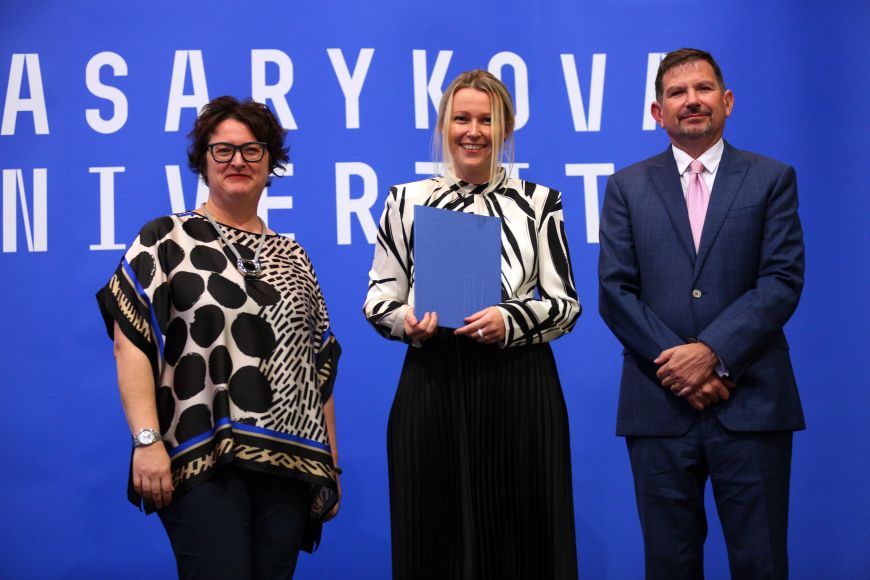 Markéta Pitrová, Dagmar Kopečková Budínová z vinařství Moravíno a rektor Martin Bareš. 