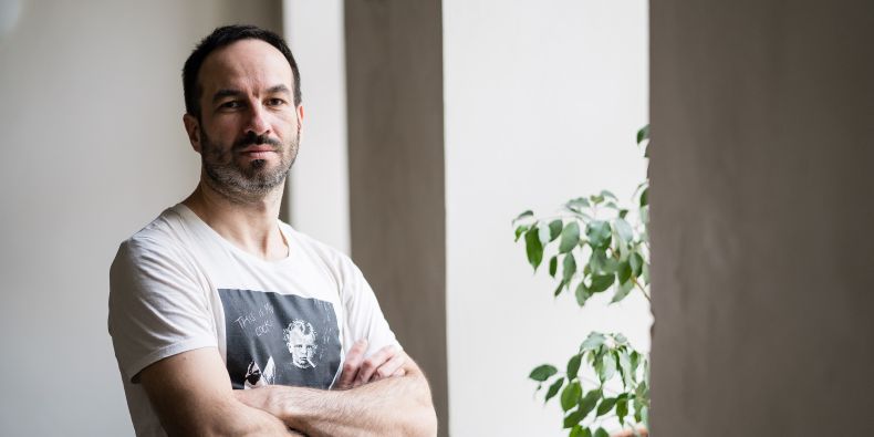 „Dřív jsem svoji práci bral tak, že mě to baví, ale teď už vidím, v čem mě to taky jako občana chrání a čím přesně přispíváme společnosti,“ říká datový žurnalista Jan Boček.