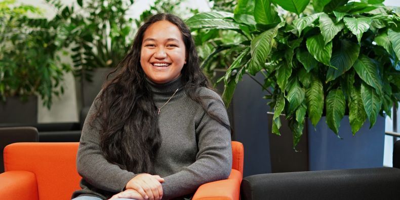 Joycintta Lavemaau studuje práva na University of Auckland, kde také pracuje na částečný úvazek na zahraničním oddělení.