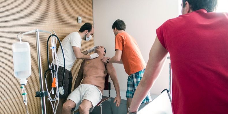 Figurína Meti dala studentům pořádně zabrat.
