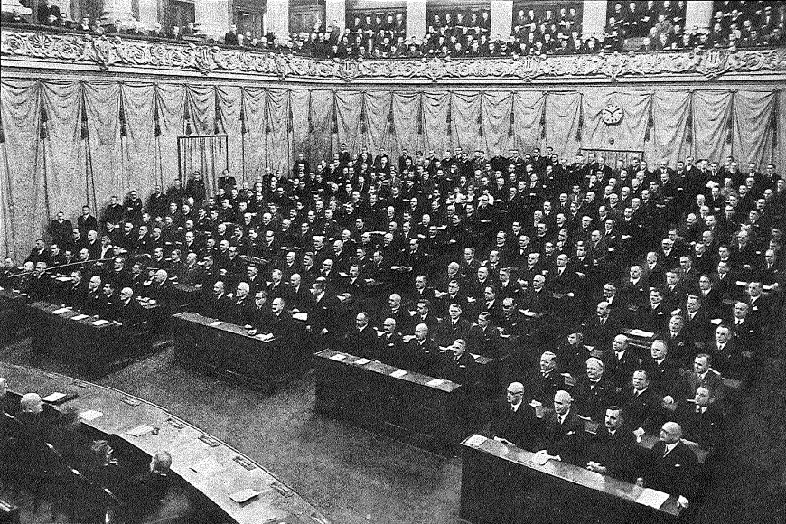 Foto: Archiv Jana Kabáta Čestné předsednictvo a účastníci I. odborového sjezdu právníků konaného v roce 1936 v budově Poslanecké sněmovny Národního shromáždění.
