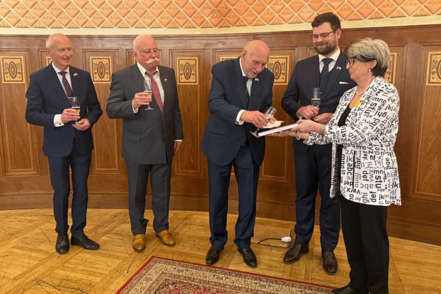 Foto: Archiv Jana Kabáta V Obecním domě byla 14. května 2025 kniha pokřtěna za účasti významných osobností (zleva Martin Foukal, Vladimír Jirousek, Pavel Rychetský s autorem knihy Janem Kabátem).