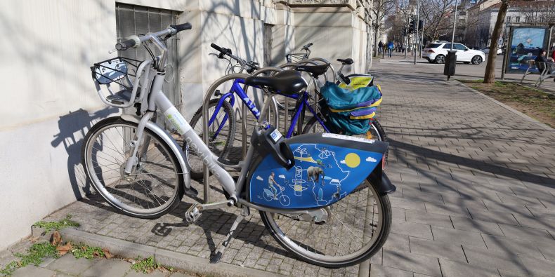 Sdílená kola lze najít u mnoha budov MU, například před fakultou sociálních studií. 