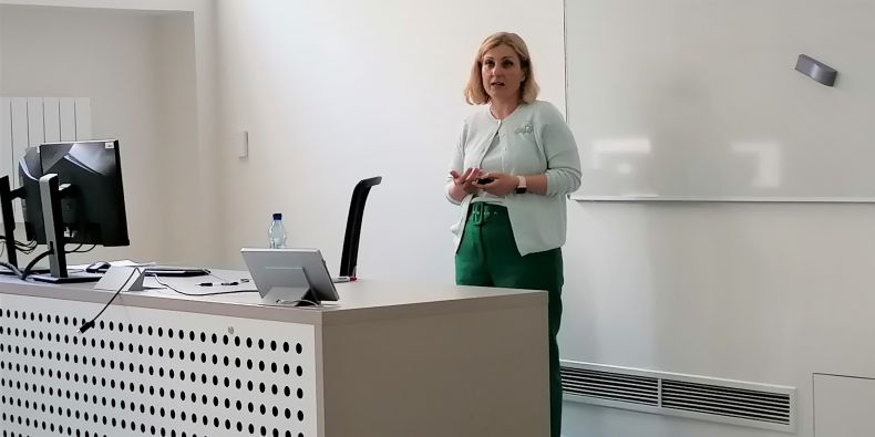 Lenka Kovačovská při přednášce na Právnické fakultě MU.