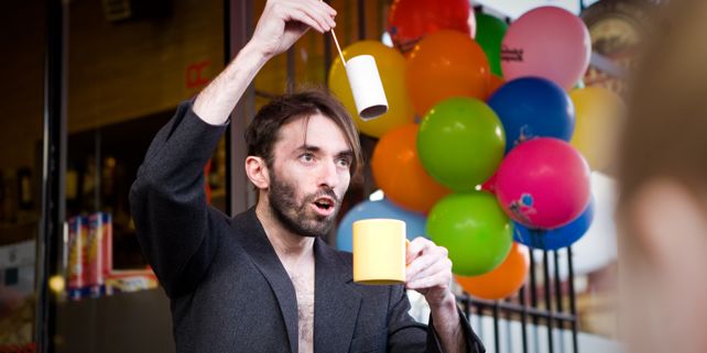 Třetím ročníkem přehlídky souborů, které zahrají svá představení v kavárnách, chtějí pořadatelé lunaparku podporovat nezávislá divadla. Foto: Ondřej Surý.