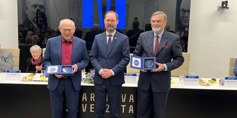 Vice-Rector of Masaryk University Břetislav Dančák presents to Jiří Müller and Miroslav Pospíšil the Roger Scruton Medal for their contribution to the defence of human dignity and human rights.