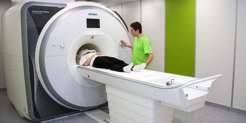 Tomograf pro zobrazování funkcí a struktury mozku a míchy využívaný v Ceitecu MU.