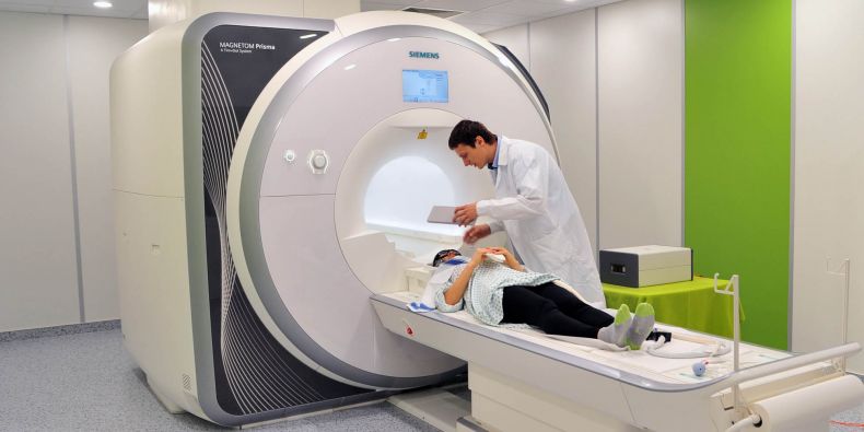 Vyšetřování dobrovolnice za využití EEG i magnetické rezonance.
