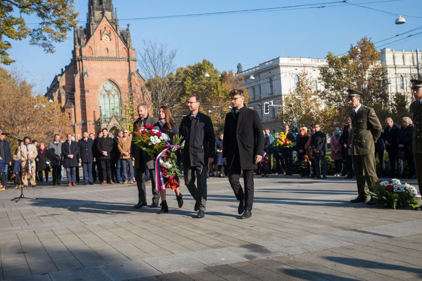 Na Komenského náměstí v Brně položili květiny k soše TGM zástupci MU vedení prorektorem Břetislavem Dančákem. 
