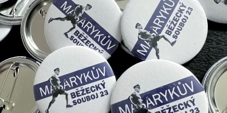 Masarykův běžecký souboj měl i své logo a placky. 