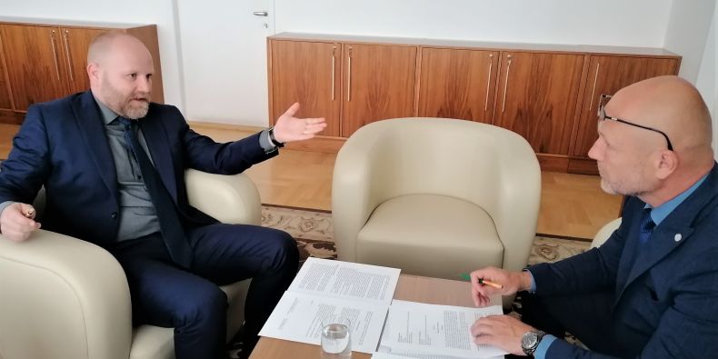 Děkan právnické fakulty Martin Škop (vlevo) při podpisu Memoranda o spolupráci s předsedou Nejvyššího soudu Petrem Angyalossym.