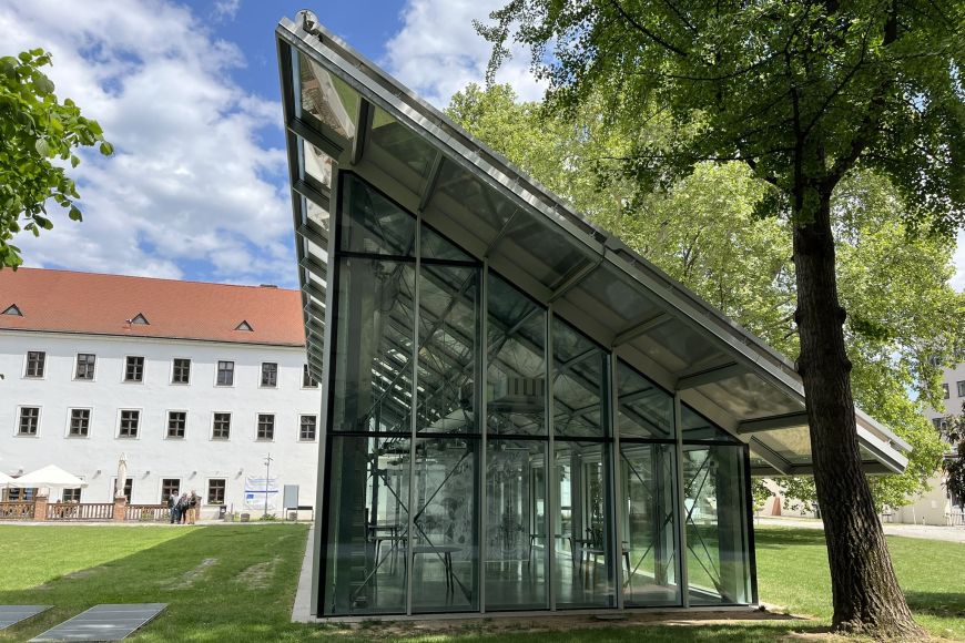 Foto: Hana Hložková Na základech původní stavby skleníku z roku 1854 vznikl v architektonickém studiu Chybik + Kristof nový návrh. Skleník byl obnoven v roce 2022 při oslavách 200. výročí Mendelova narození.