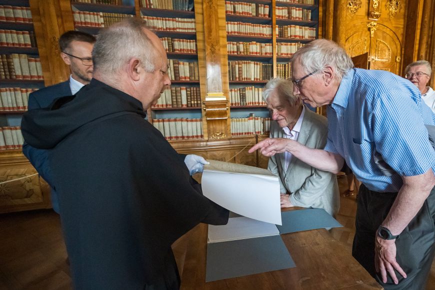 Americký nobelista Thomas R. Cech (vpravo) se loni v Brně zúčastnil konference k 200. výročí narození G. J. Mendela. Zavítal i do knihovny starobrněnského opatství.