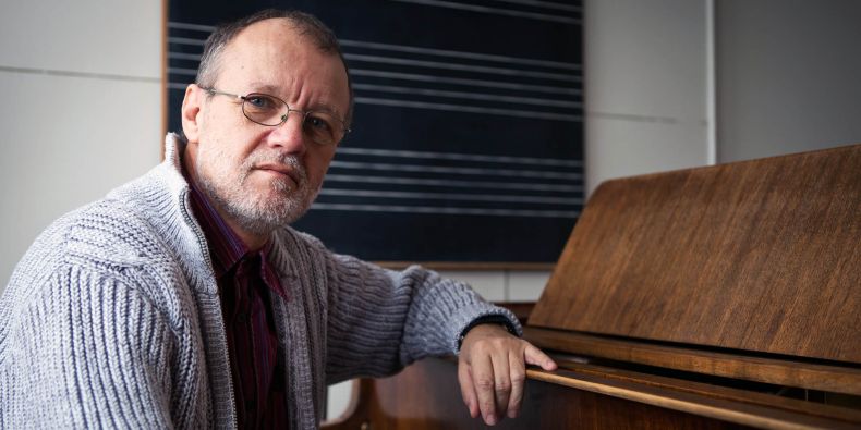 Profesor Michal Košut vyučuje na Pedagogické fakultě MU a skládá především orchestrální skladby.