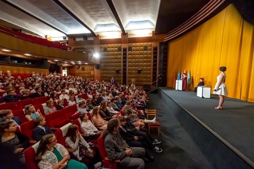 Sál kina Scala je pravidelně i dějištěm imatrikulací a promocí dětské univerzity MjUNI. 