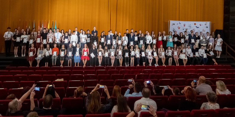 Letošní sedmý ročník MjUNI absolvovalo v první půli června 241 dětí a středoškolských studentů slavnostní promocí v Univerzitním kině Scala.
