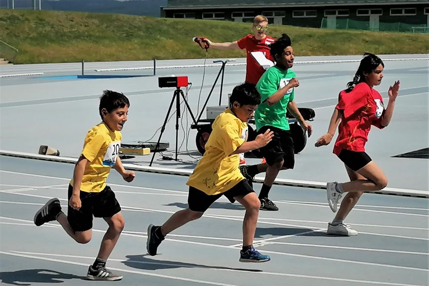 Děti v Brně soutěžily v běhu na různě dlouhých tratích.