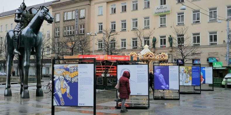 Výstava připomínající osobnosti MU je na Moravském náměstí v centru Brna.