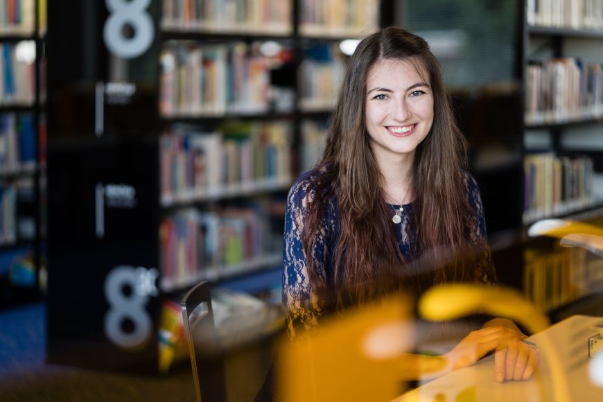 Studentka Kateřina v knihovně pedagogické fakulty. 