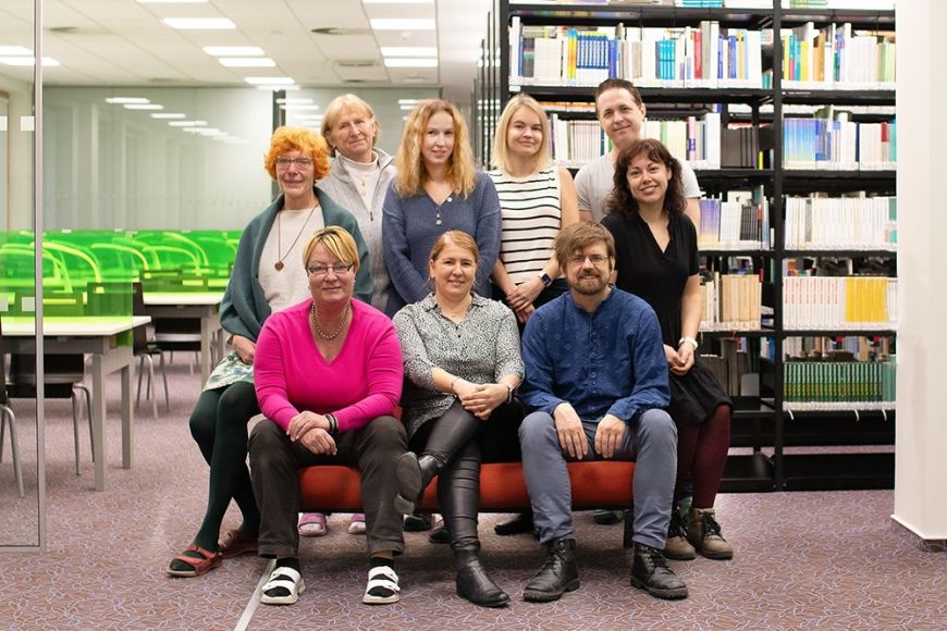 Foto: Archiv Ústřední knihovny Pedagogické fakulty MU Část týmu knihovnic a knihovníků z pedagogické fakulty, uprostřed na sedačce je vedoucí Monika Foltánová.