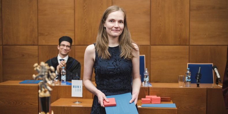 Petra Vojáčková při přebírání Ceny rektora Masarykovy univerzita na Dies academicus 2019.