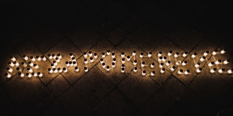 Nápis vytvořený ze svíček při Pietním shromáždění akademické obce MU. 