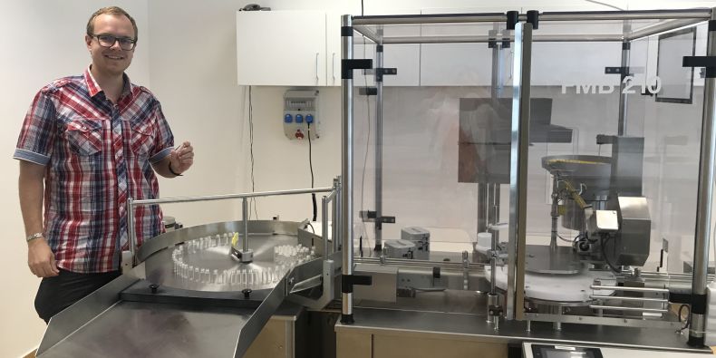Odborný asistent z Ústavu farmaceutické technologie FaF Jiří Zeman u výrobní linky. 