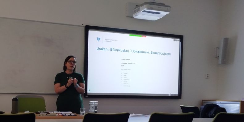 Martina Pálušová přednášela v prostoru Katedry divadelních studií.
