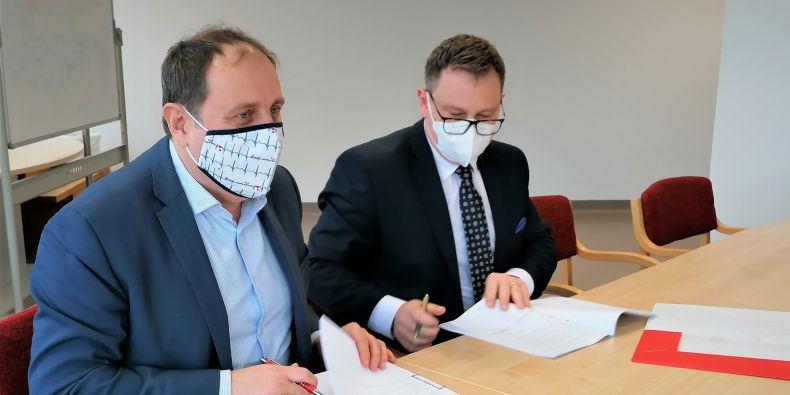 Smlouvu o vzniku společného pracoviště klinického výzkumu podepsali děkan LF MU Martin Repko a ředitel FNUSA Vlastimil Vajdák.