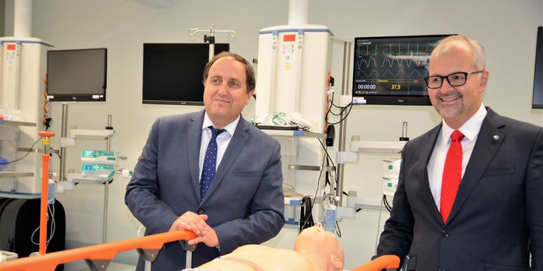 Děkan LF MU Martin Repko a Bohdan Pomahač při prohlídce SIMU.