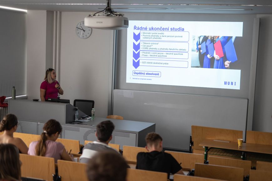 Foto: facebook Prvákovin Lektorský tým složený ze starších studentů "prvákům" poradí, co vše si mohou vyřídit pomocí Informačního systému.