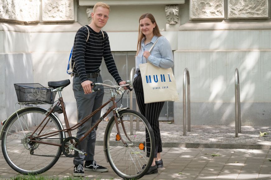 Studenti často využívají k dopravě do školy kola. 