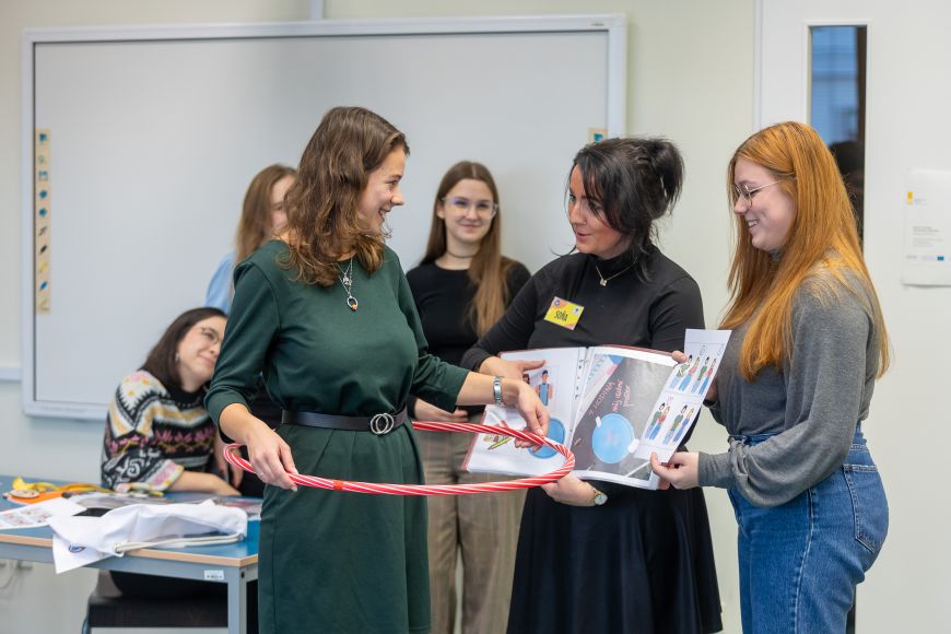 Soňa Chaloupková se studentkami při nácviku jedné z lekcí Večerní školy. 