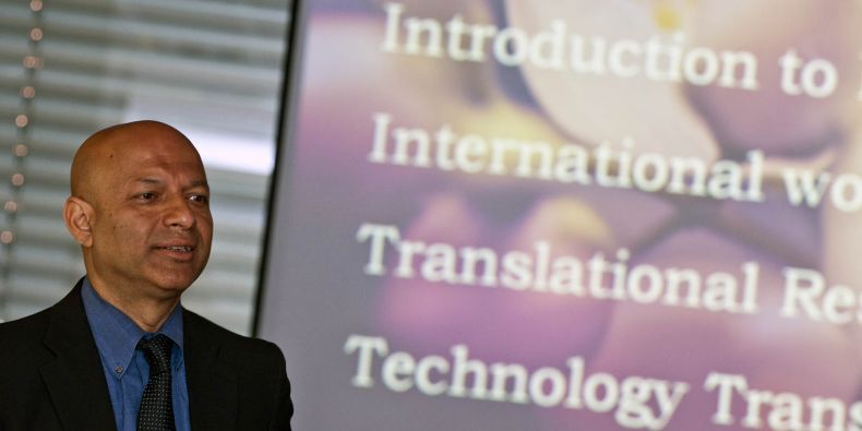 Přednáška Dr. Mukula Ranjana na téma transferu technologií. 
