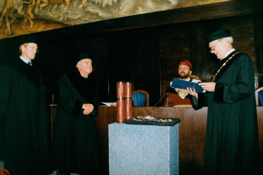 Roger Scruton (zcela vlevo) při předávání čestného doktorátu.
