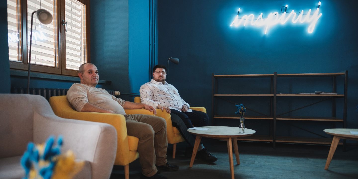 Štefan Grinvalský a Petr Banda v nové kavárně na Pedagogické fakultě MU s inspirativní nápisem.