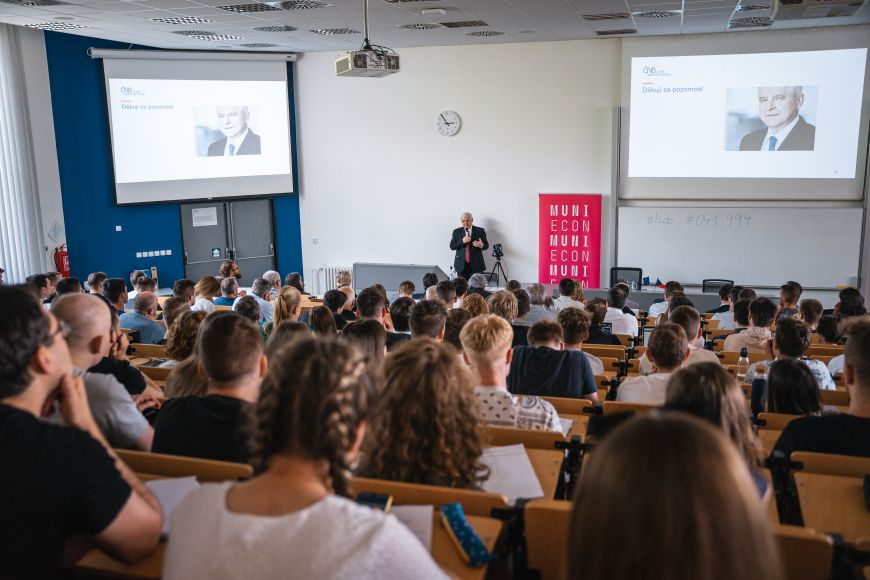 Přednášku guvernéra ČNB vyslechla zcela zaplněná přednášková místnost ESF.