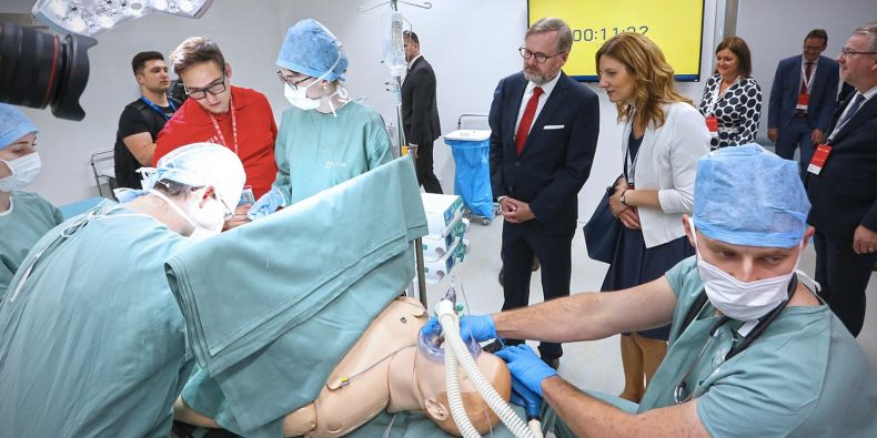 Premiér Petr Fiala si prohlédl Simulační centrum Lékařské fakulty Masarykovy univerzity. 