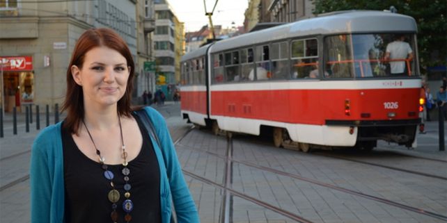 Češtinu si Sonja zdokonaluje třeba při jízdě v tramvaji. Místo poslechu MP3 se slovníčkem v ruce kouká po reklamách. Foto: Veronika Tomanová.