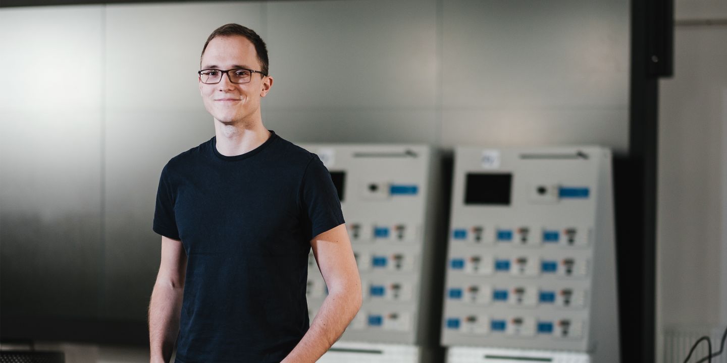 Valdemar Švábenský se ke studentů snaží přistupovat férově, lidsky a otevřeně, což obsahuje třeba to, že jim hned na první hodině semestru navrhne tykání a pokouší se co nejdřív zapamatovat jména všech svých svěřenců.