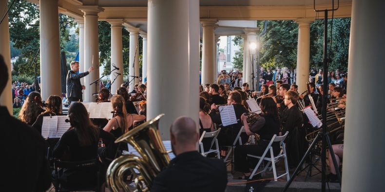 Loni v srpnu odehrál Symfonický orchestr MU open-air koncert v Denisových sadech. 