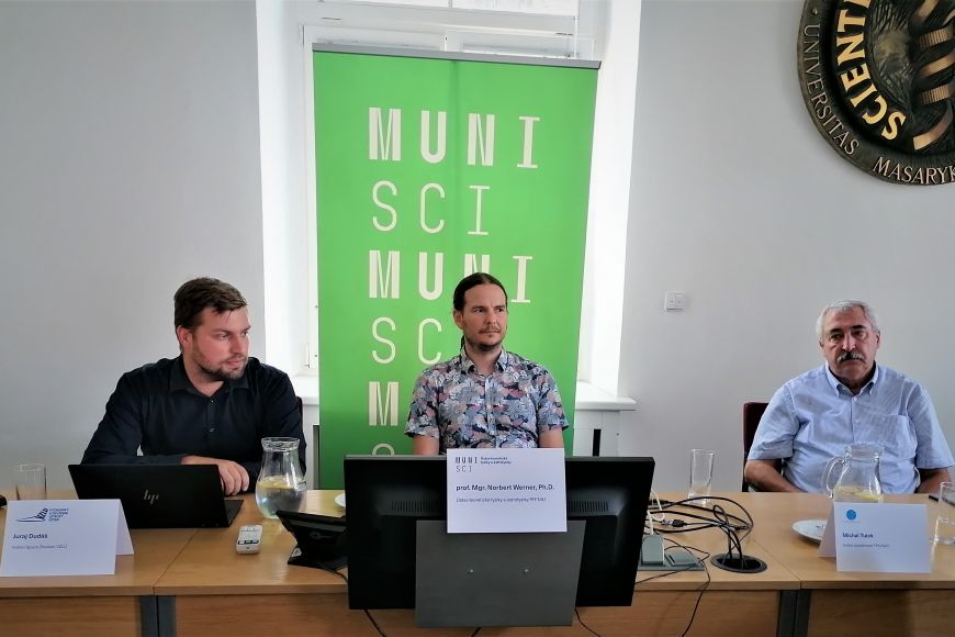 Ondřej Požár Projekt prvního českého vesmírného dalekohledu představili Norbert Werner (uprostřed) z PřF MU, ředitel divize Space VZLU Juraj Dudáš (vlevo) a ředitel firmy PEKASAT Michal Turek.