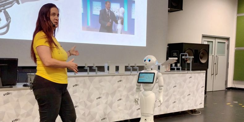 Hlavním tahákem akce AI 4 Talents byl sociální robot Pepper.