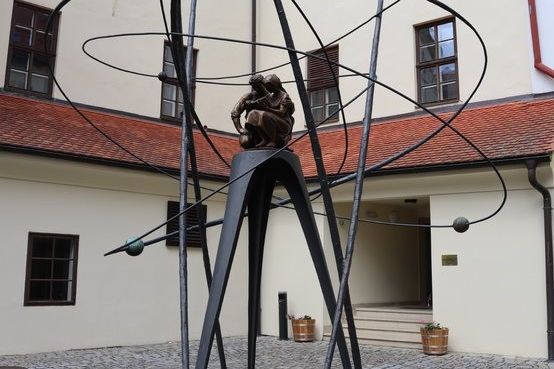 Nádvoří UCT ozdobí po celé léto kovová plastika od akademického sochaře Josefa Klimeše.