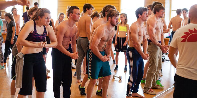 Kromě teoreticky orientovaných předmětů se v Gerlevu vyučují především ty praktické. Každý student si zapisuje tři sporty, jeden z nich je přitom ten hlavní a intenzivnější. Vendula (vlevo) si vybrala parkour.