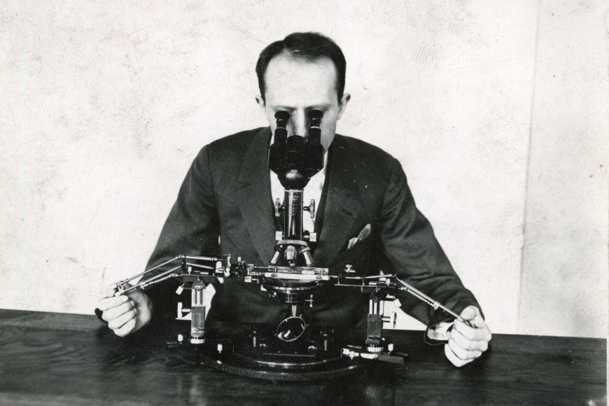 Foto: Archiv MU Profesor histologie a embryologie Jan Florian byl spolu s několika dalšími kolegy z Masarykovy univerzity popraven v koncentračním táboře Mauthausen. Na fotografii je zachycen při výzkumu za pomocí pákového mikromanipulátoru.