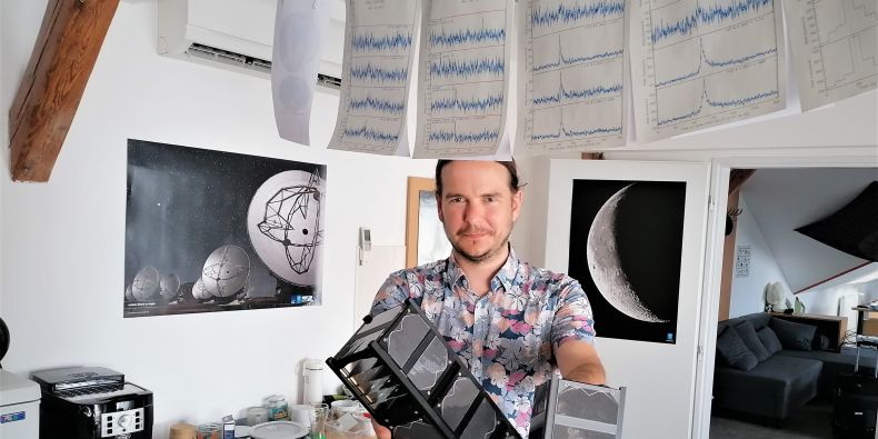 Norbert Werner s modely nanosatelitů, které již ve vesmíru snímají hvězdné gama záření.