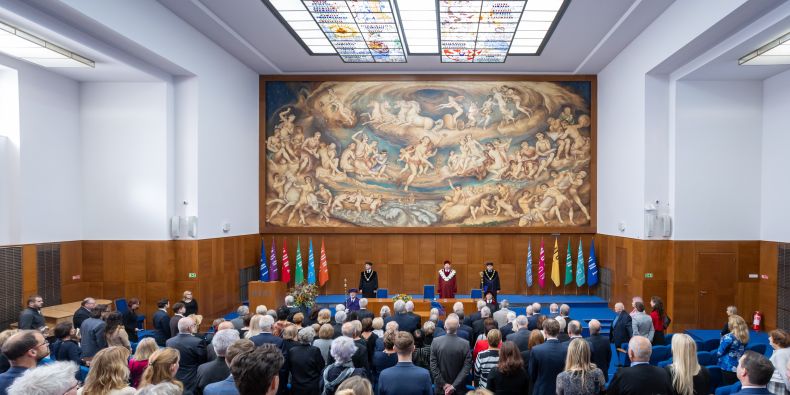 Ceremoniál se konal ve Velké aule Karla Engliše za účasti rektora Martina Bareše, děkana Martina Škopa a proděkana Michala Radvana. 