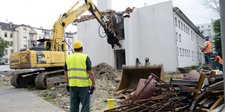 V areálu pedagogické fakulty dnes stavební firma zahájila demoliční práce původního objektu ve dvorním traktu v ulici Poříčí 31. Foto: David Povolný.
