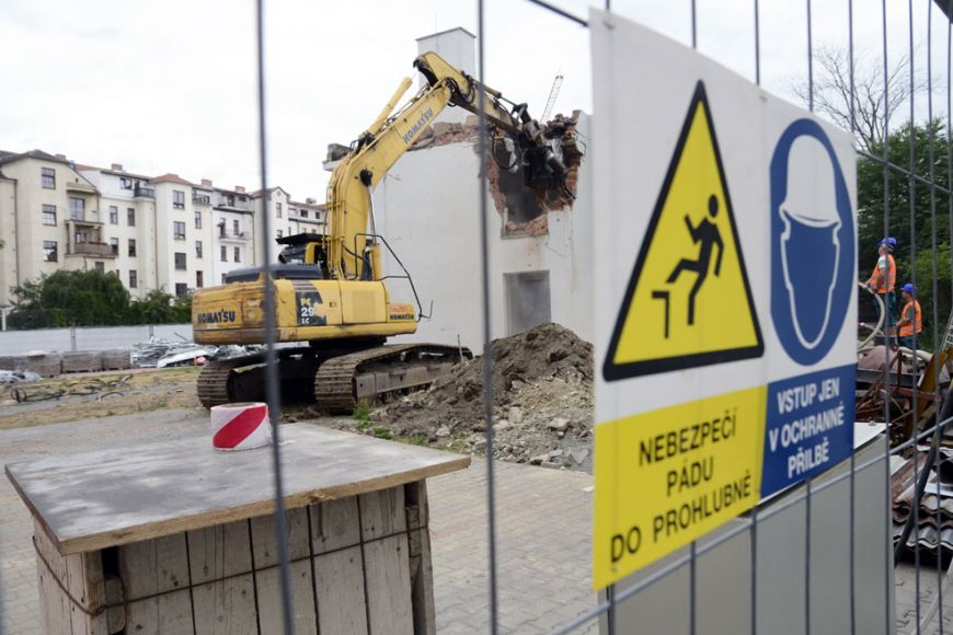  V areálu pedagogické fakulty dnes stavební firma zahájila demoliční a odklízecí práce původního objektu ve dvorním traktu v ulici Poříčí 31. Foto: David Povolný.